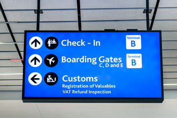 Info sign at international airport - Directions boarding gates - obrazy, fototapety, plakaty