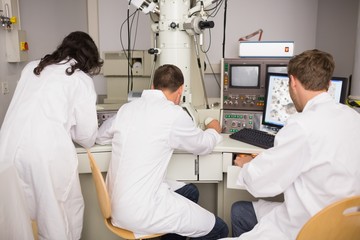 Obraz premium Biochemistry students using large microscope and computer