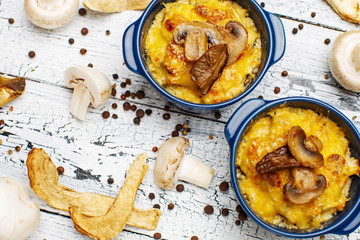 Moshroom casserole in a blue ceramic pot