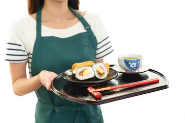 食事を運ぶ女性