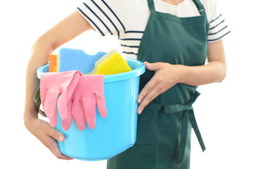 清掃用具を持つ女性