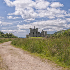 Fototapeta na wymiar Road to Kilchurn Castle