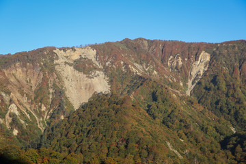 紅葉で色づく山