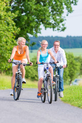 Obraz premium Familie im Sommer fährt Fahrrad Tour