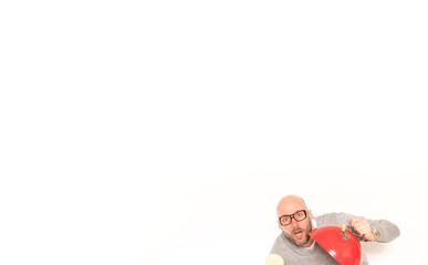 Mann am roten Tisch Grill