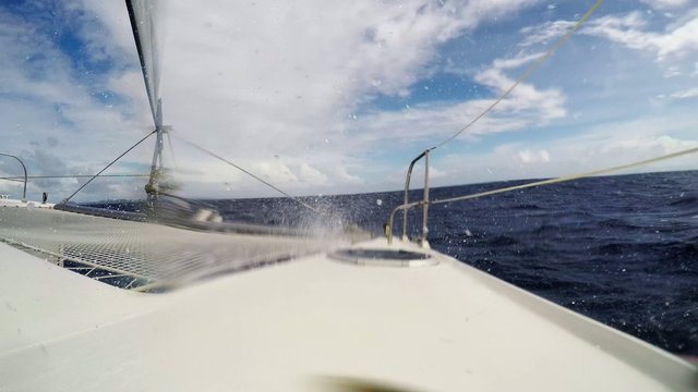 Katamaran f&auml;hrt gegen die Wellen und taucht ein