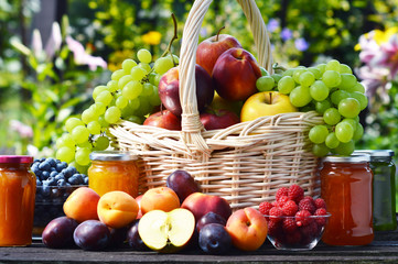 Fototapeta premium Świeże, dojrzałe owoce organiczne w ogrodzie. Zbilansowana dieta