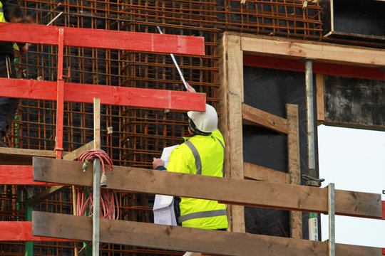 Bauingenieur pr&uuml;ft Bewehrung
