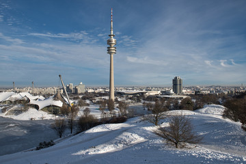 Fototapeta na wymiar Olympiagelände München im Winter