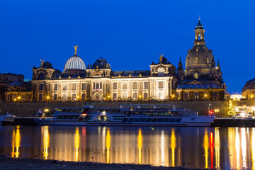 Fototapeta na wymiar Brühlsche Terrasse Dresden zur Blauen Stunde