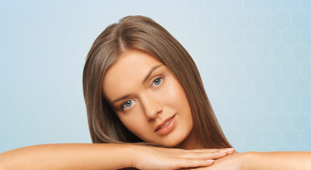 Obraz premium beautiful young woman with bare shoulders