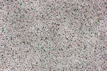 Weisser Verputz mit transparenten und bunten Glassteinen