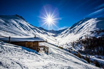 Skihütte in den Bergen bei Sonnenschein
