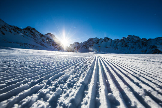 Planierte Skipiste bei Sonnenaufgang