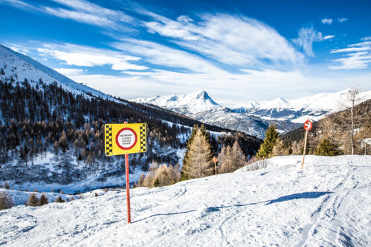 Warnschild vor Buckelpiste