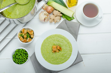 Soup of young peas