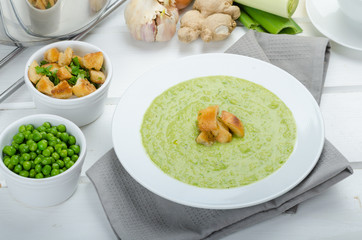 Soup of young peas