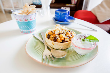 apple crumble with whipped cream