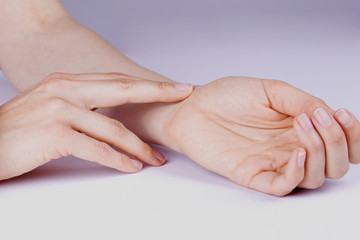 Puls messen Hand Frau
