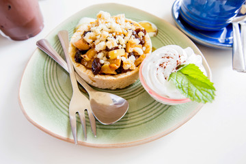 apple crumble with whipped cream