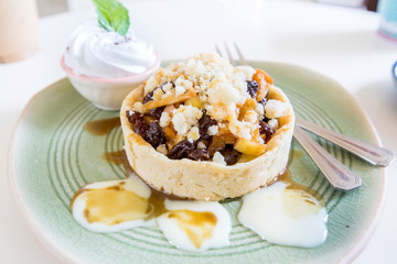 apple crumble with whipped cream