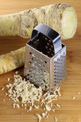 Meerrettich mit Reibe auf  Bambusbrett