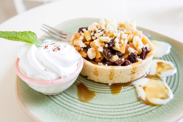 apple crumble with whipped cream