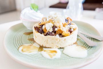 apple crumble with whipped cream
