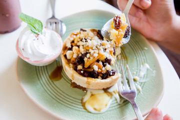 apple crumble with whipped cream