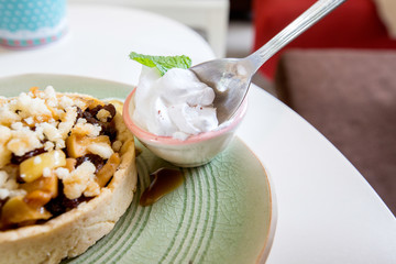 apple crumble with whipped cream