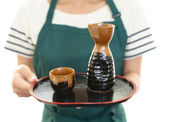 お酒を運ぶ女性