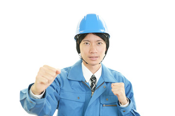 ガッツポーズの労働者