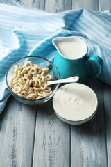 Obraz na płótnie Canvas Homemade yogurt and delicious cereals in bowl