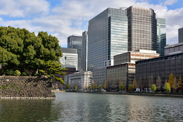 皇居前からみた丸の内のビル群