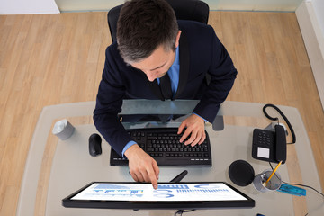 Obraz premium Businessman Analyzing Graph