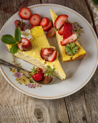 Cheesecake with strawberries.