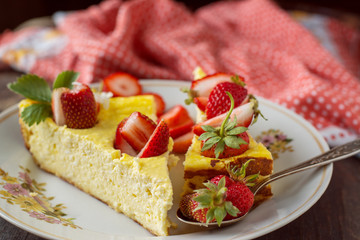 slices of fresh homemade cheesecake with berries