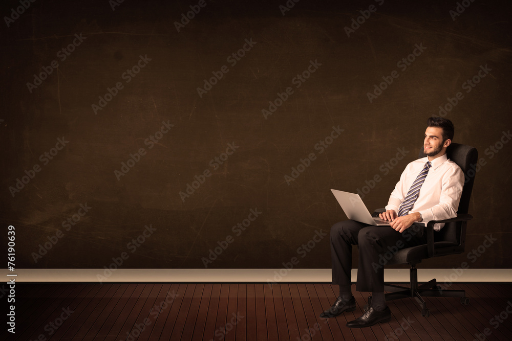 Poster Businessman holding high tech laptop on background with copyspac