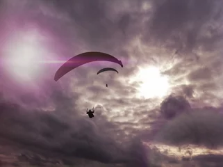 Tuinposter Paragliders silhouette © bozac