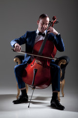 Musikalischer Mann mit Cello Porträt