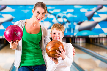 Fototapeta premium Mutter und Kind beim Bowling