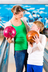 Fototapeta na wymiar Mutter und Kind beim Bowling