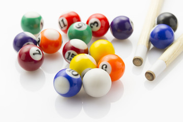 snooker balls with cues