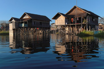 Fototapeta premium Deux maisons sur Pilotis au Lac Inle