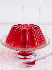 Rote G&ouml;tterspeise auf einem Teller