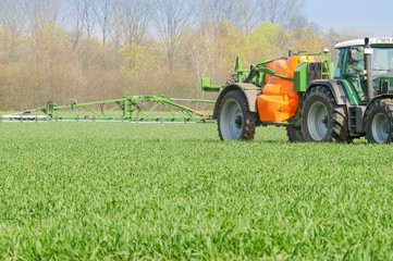 Pflanzenschutz, Anhänge-Pflanzenschutzspritze im Einsatz