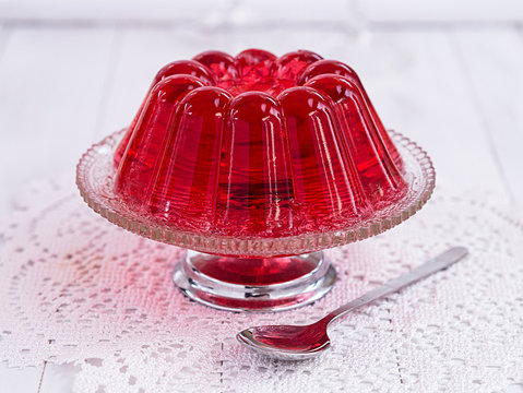 Rote G&ouml;tterspeise auf einem Teller