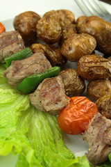 brochette de boeuf et pommes de terre
