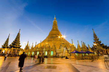 Burmese's fate for Shedagon Pagoda at twilight, quinquennial pre