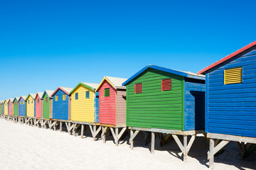 Fototapeta na wymiar Bunte Strandhäuser bei Kapstadt